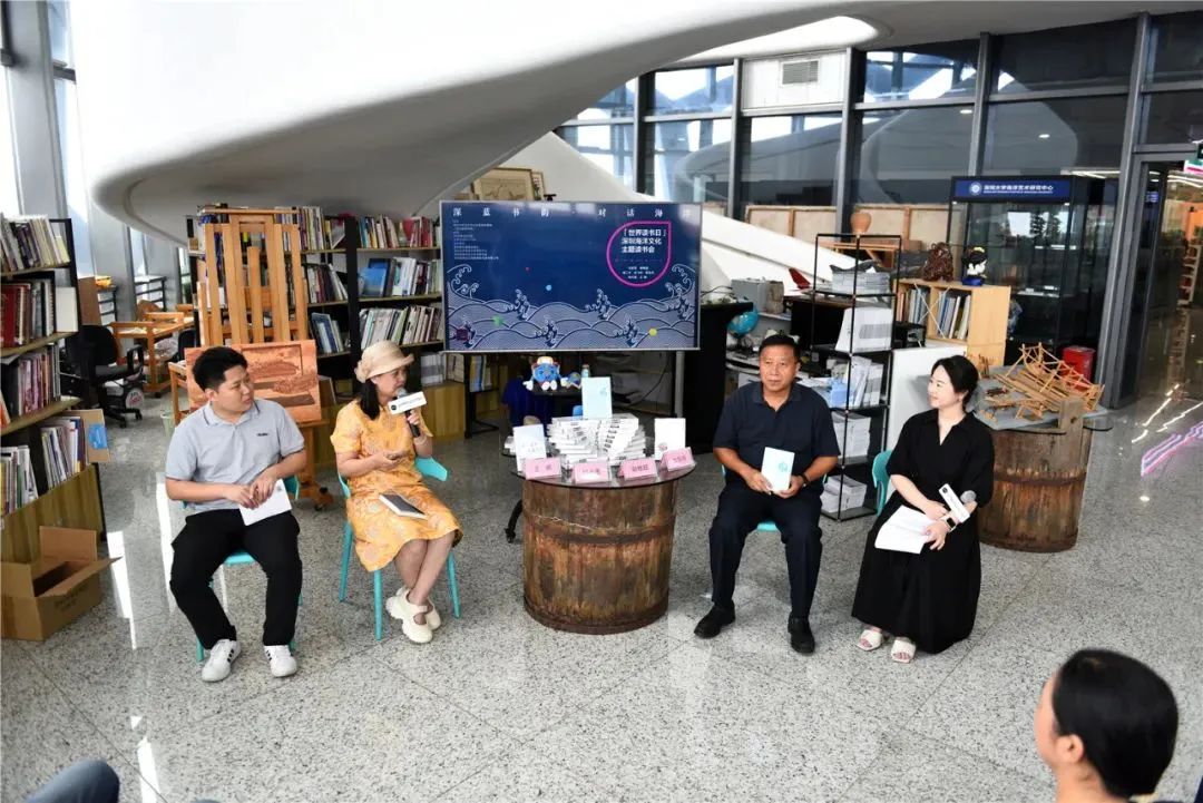 经济学博士、深圳金融作协名誉主席胡艳超(图右二)与中国作协会员、诗人杨点墨(图左二)与责任编辑王鹏(图左一)交流分享。图/摄影师黄志文 经济学博士、深圳金融作协名誉主席胡艳超(图右二)与中国作协会员、诗人杨点墨(图左二)与责任编辑王鹏(图左一)交流分享。图/摄影师黄志文